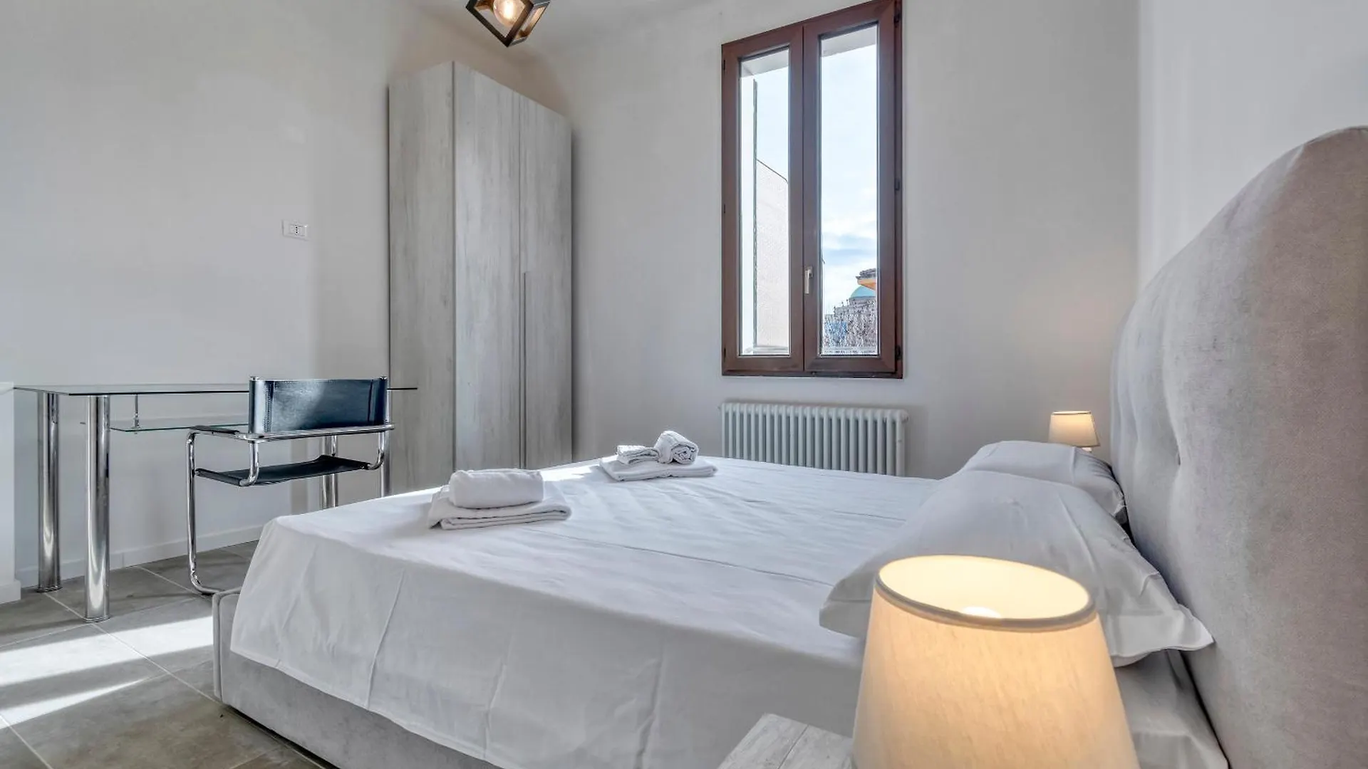 Blueshouse Carracci Bed & Breakfast Bologna Italy